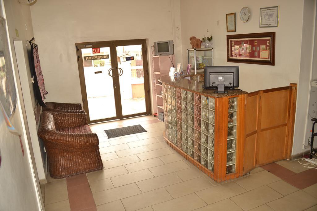 Pink Hostel Аккра Экстерьер фото