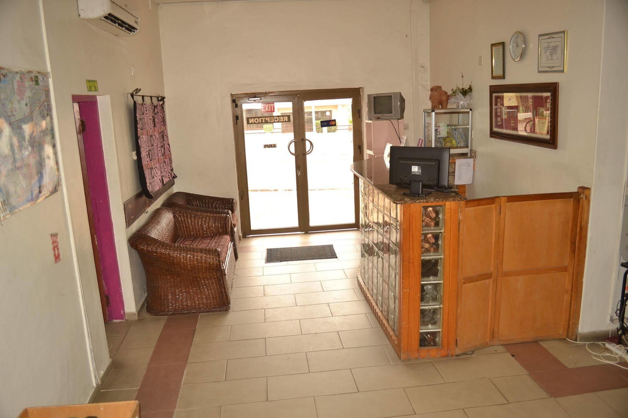 Pink Hostel Аккра Экстерьер фото