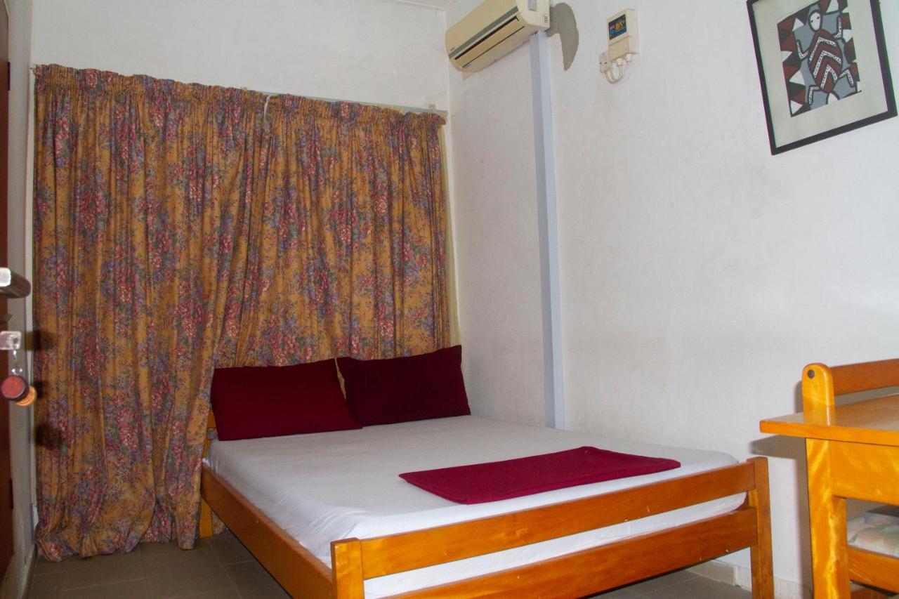 Pink Hostel Аккра Экстерьер фото